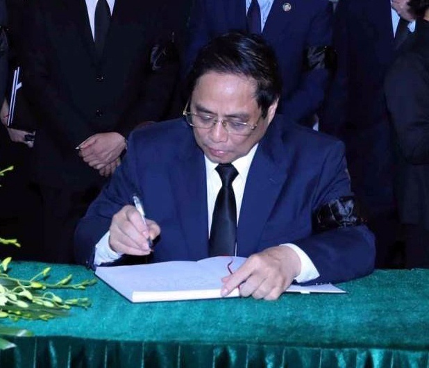 Thủ tướng Phạm Minh Chính ghi sổ tang, bày tỏ vô cùng thương tiếc nguyên Phó thủ tướng Nguyễn Khánh, người chiến sĩ trung kiên của Đảng, Nhà nước và nhân dân.