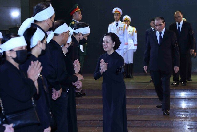 Bà Trương Thị Mai chia buồn cùng gia quyến đồng chí Nguyễn Khánh.