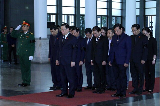 Đoàn Quốc hội do Chủ tịch Quốc hội Vương Đình Huệ dẫn đầu vào viếng đồng chí Nguyễn Khánh.