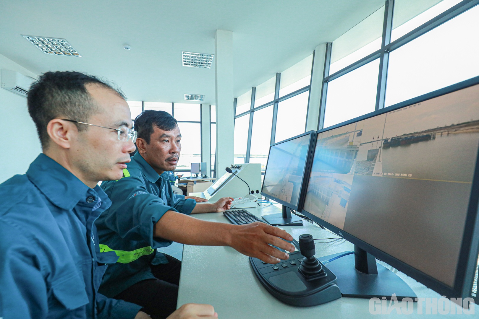 Hệ thống cửa, van điều tiết... được điều khiển tại hệ thống điều khiển trung tâm, ngoài ra còn có điều khiển tại chỗ.