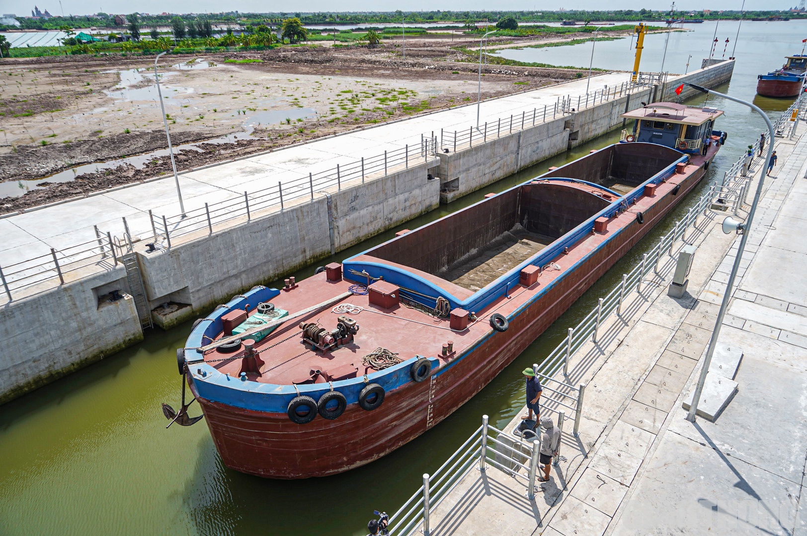 Ông Nguyễn Văn Hùng (xã Nghĩa Sơn, huyện Nghĩa Hưng), chủ tàu kiêm thuyền trưởng tàu NĐ-4002 cho biết, khi có âu tàu, tàu lưu thông từ thượng nguồn hoặc hạ nguồn xuống an toàn hơn. Vì tàu có tải trọng lớn, 820 tấn nên nếu phải đi qua kênh khác sẽ xa hơn, mất thêm nửa ngày và khá rất nguy hiểm. (Trong ảnh: Tàu NĐ-4002 đang vào âu để neo đậu)