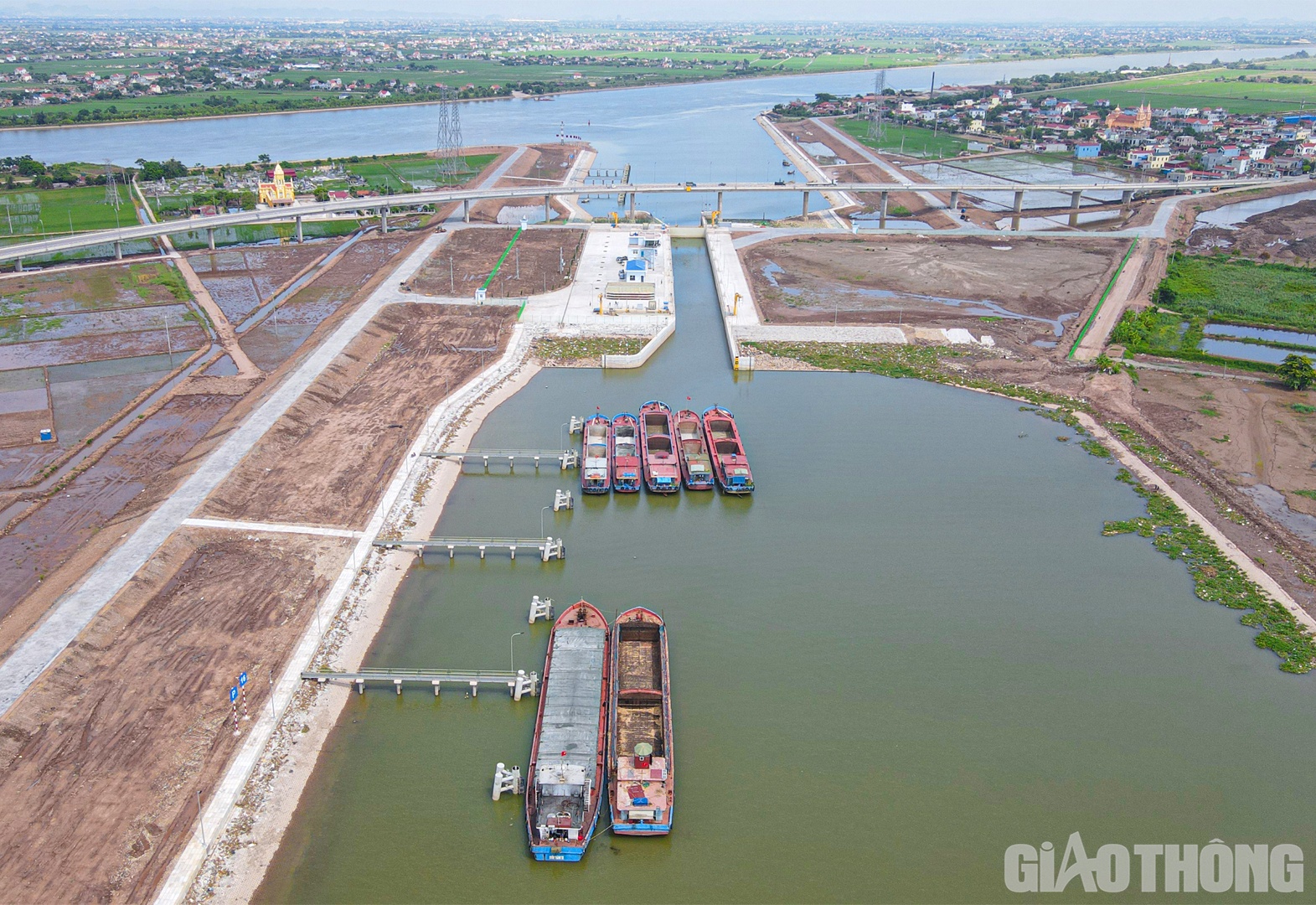 Luồng Nghĩa Hưng là luồng thủy nội địa quốc gia có cấp kĩ thuật đặc biệt. Phía sông Đáy có bề rộng 90m, cao trình đáy -6,3m; phía sông Ninh Cơ có bề rộng đáy 100m, cao trình đáy -6,7m. Chiều cao tĩnh không thông thuyền 15m.