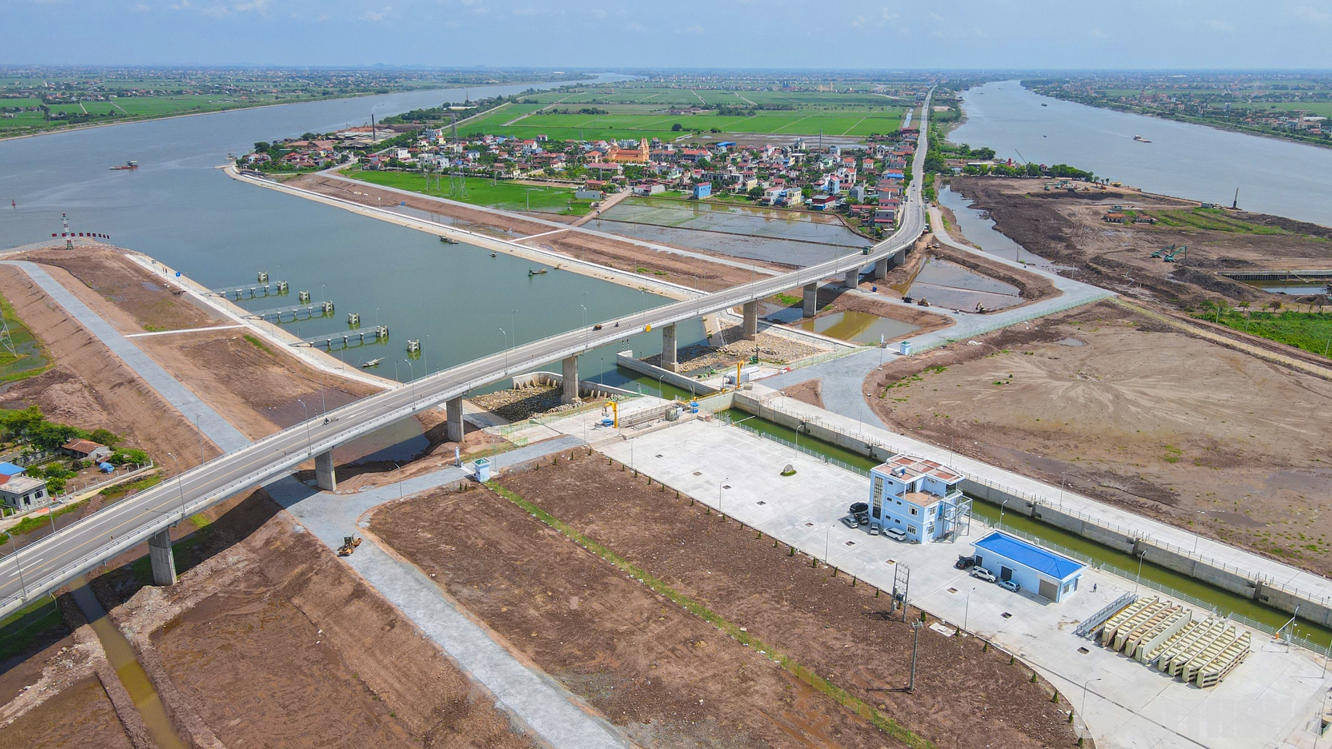 Trước đó, cụm công trình kênh nối Đáy - Ninh Cơ đã hoàn thành đúng tiến độ vào 30/6/2023. Cụm công trình này thuộc Dự án Phát triển giao thông vận tải khu vực đồng bằng Bắc Bộ - Dự án WB6. Tổng mức đầu tư ban đầu hơn 107 triệu USD, giá trị thi công thực tế khoảng 75 triệu USD. Bộ GTVT là cơ quan chủ quản, chủ đầu tư là Ban Quản lý các dự án đường thủy.