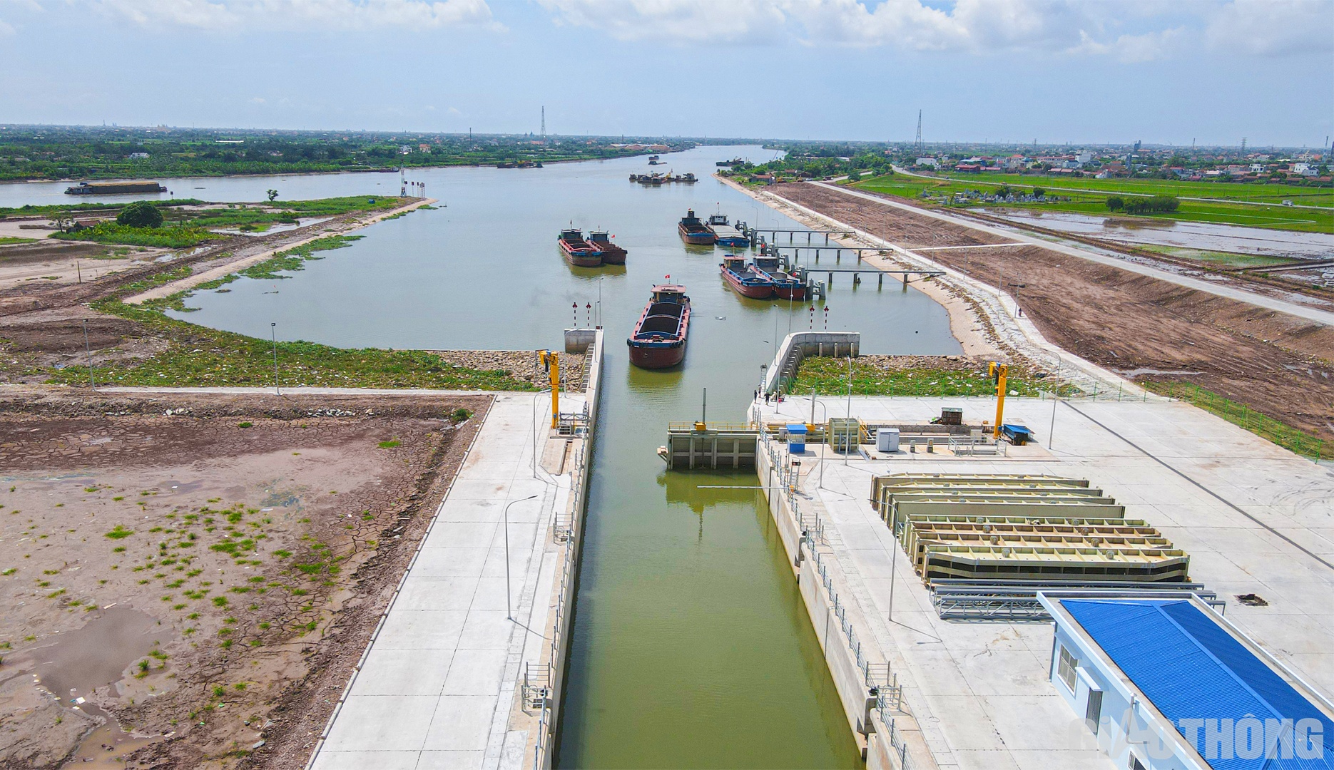 Ngay sau  khi mở luồng, khoảng hơn 10h, cửa âu phía sông Ninh Cơ mở ra, đón tàu NĐ-4002, tiếp theo là tàu NĐ-3334 sang sông Đáy. Hai tàu này neo trong âu, chờ cửa âu phía sông Ninh Cơ đóng lại, sau đó cửa âu phía sông Đáy mở ra, cân bằng mực nước bên ngoài và bên trong âu, tàu tiếp tục di chuyển ra khỏi âu ra phía sông Đáy.