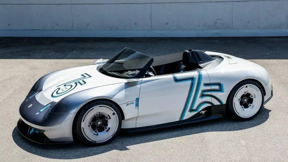 Tông màu ngoại thất của xe kết hợp xám cẩm thạch (Marble Grey) và xám kim loại (Grivelo Grey Metallic) kết hợp một số chi tiết màu xanh Miami tương phản.