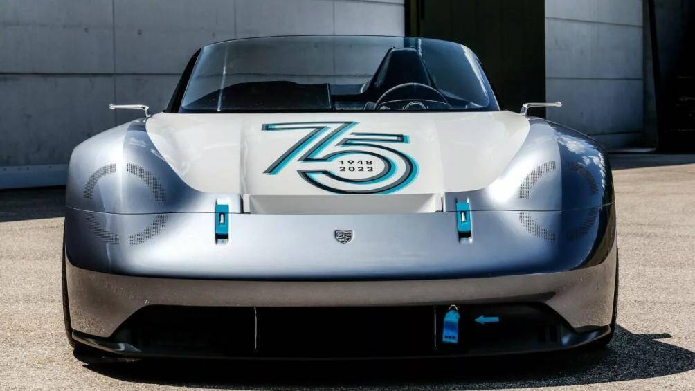 Khung gầm của GT4 e-Performance thừa hưởng từ 718 GT4 Clubsport, kết hợp với động cơ điện và công nghệ pin của concept Mission R.