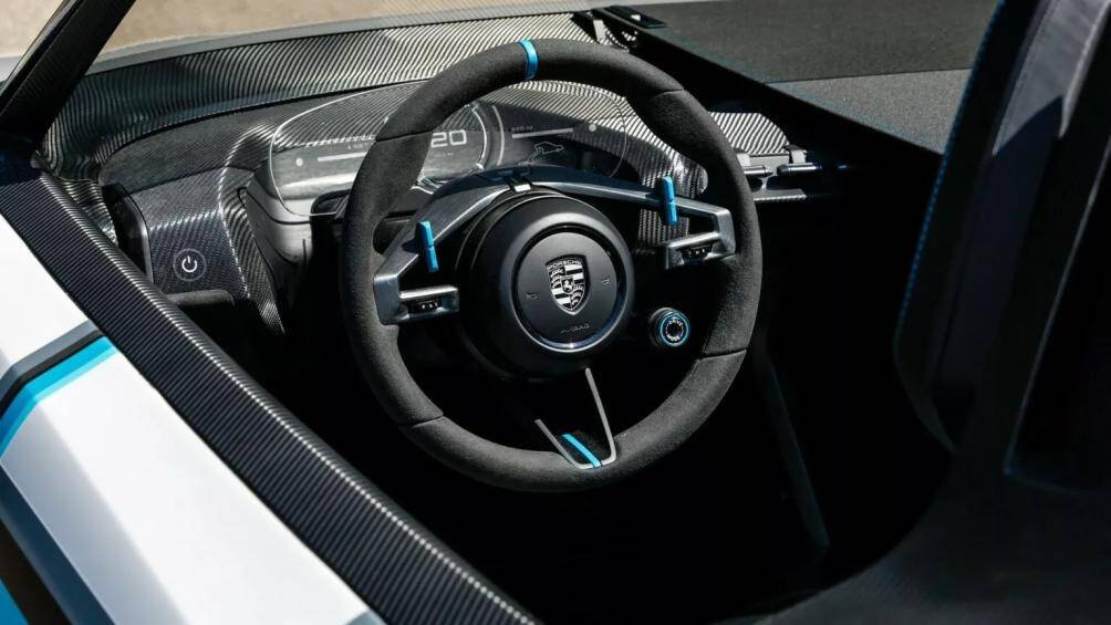 Các điểm nhấn Miami Blue xuất hiện trên dây đai, vô lăng, cụm đồng hồ và các nút điều khiển. Bảng điều khiển của xe được trang trí bằng các chi tiết carbon.