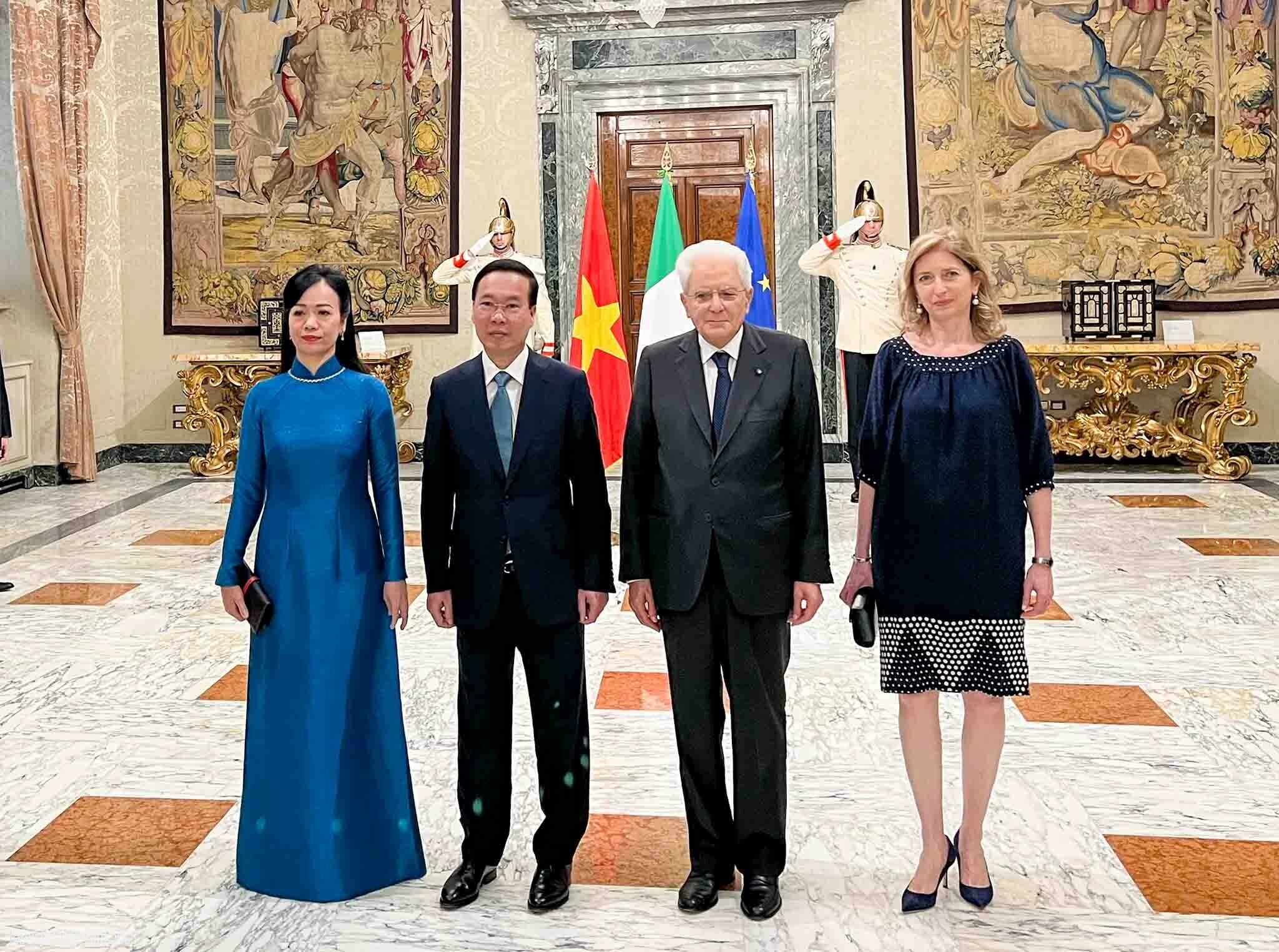 Chủ tịch nước Võ Văn Thưởng cùng phu nhân chụp ảnh chung cùng Tổng thống Sergio Mattarella và con gái (Ảnh: Báo quốc tế).