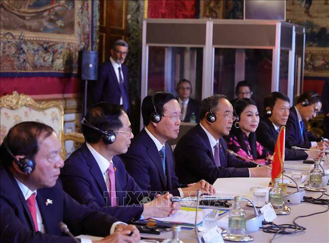 Tiếp đó, Tổng thống Sergio Mattarella và Chủ tịch nước Võ Văn Thưởng dẫn đầu đoàn cấp cao hai nước tiến hành hội đàm. (Ảnh: TTXVN).