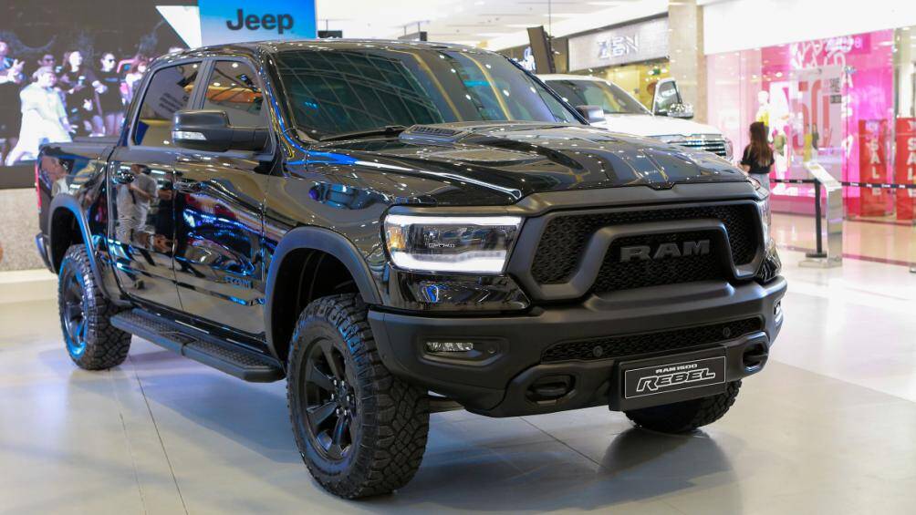 Mặt trước xe nổi bật với lưới tản nhiệt dạng vân lưới tổ ong với khung viền đen bao quanh. Mũi xe trang bị khe gió ấn tượng.