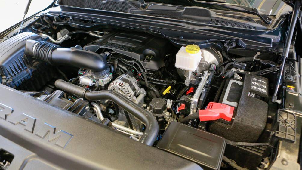 RAM Rebel trang bị động cơ tăng áp V8 5.7L HEMI sản sinh công suất 395 mã lực và mô-men xoắn tối đa 556 Nm.