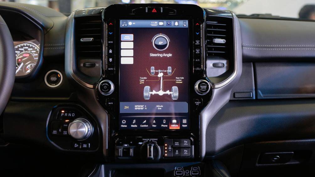 Ram Rebel được trang bị các tính năng an toàn, gồm: 6 túi khí, hệ thống phanh ABS, hệ thống cân bằng điện tử, hệ thống theo dõi cảnh báo...