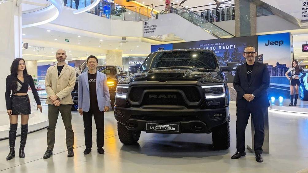 Xe bán tải cỡ lớn RAM 1500 Rebel vừa ra mắt tại Việt Nam được nhập khẩu nguyên chiếc từ Mỹ.