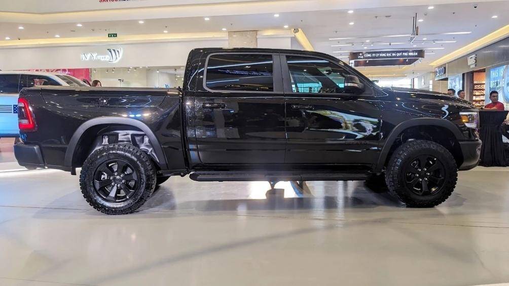 Phiên bản Rebel giá từ 5,288 tỷ đồng; Laramie giá từ 5,788 tỷ đồng; Longhorn giá từ 6.088 tỷ đồng và TRX có giá 8,1 tỷ đồng.