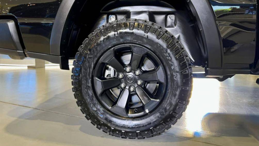 Hệ thống phanh đĩa lớn phía trước, bánh xe 18 inch thiết kế 6 chấu kết hợp bộ lốp Goodyear Wrangler Duratrac đa năng.