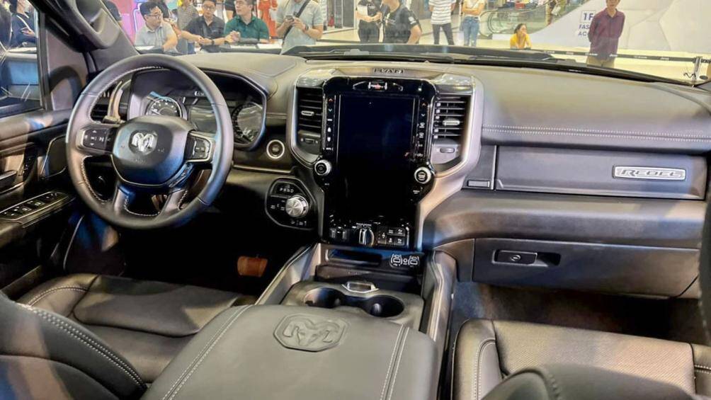 Nội thất Ram 1500 Rebel sở hữu không gian rộng lớn, ghế ngồi rộng cùng các vật liệu được bọc da chất lượng cao.