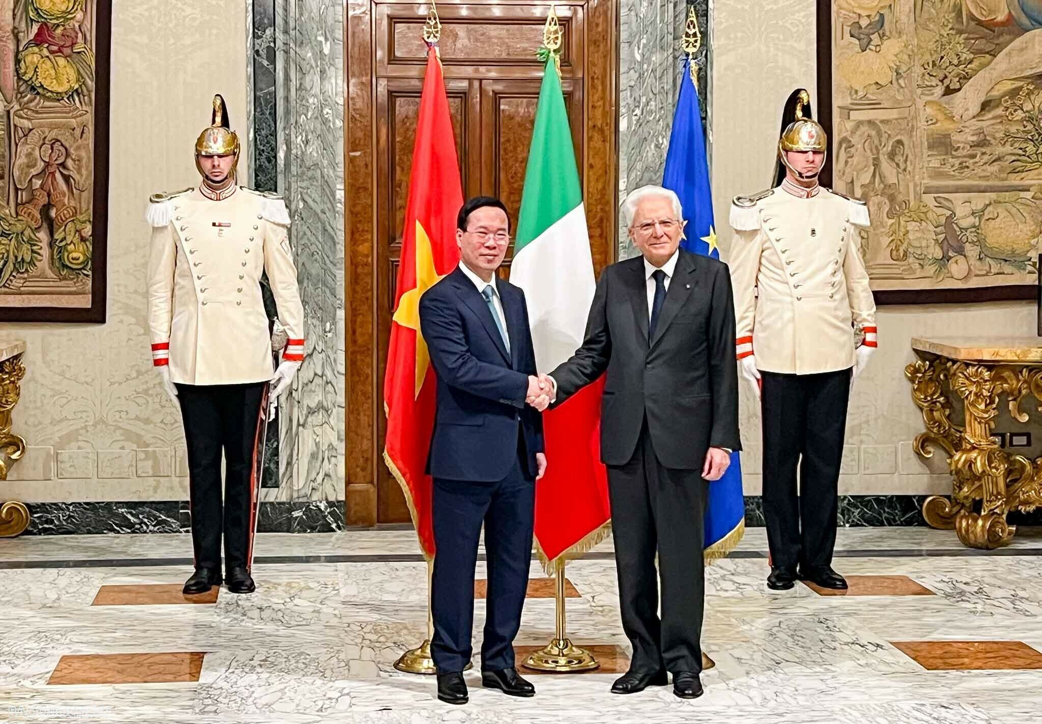 Chủ tịch nước Võ Văn Thưởng và Tổng thống Sergio Mattarella chụp ảnh chung (Ảnh: Báo quốc tế).