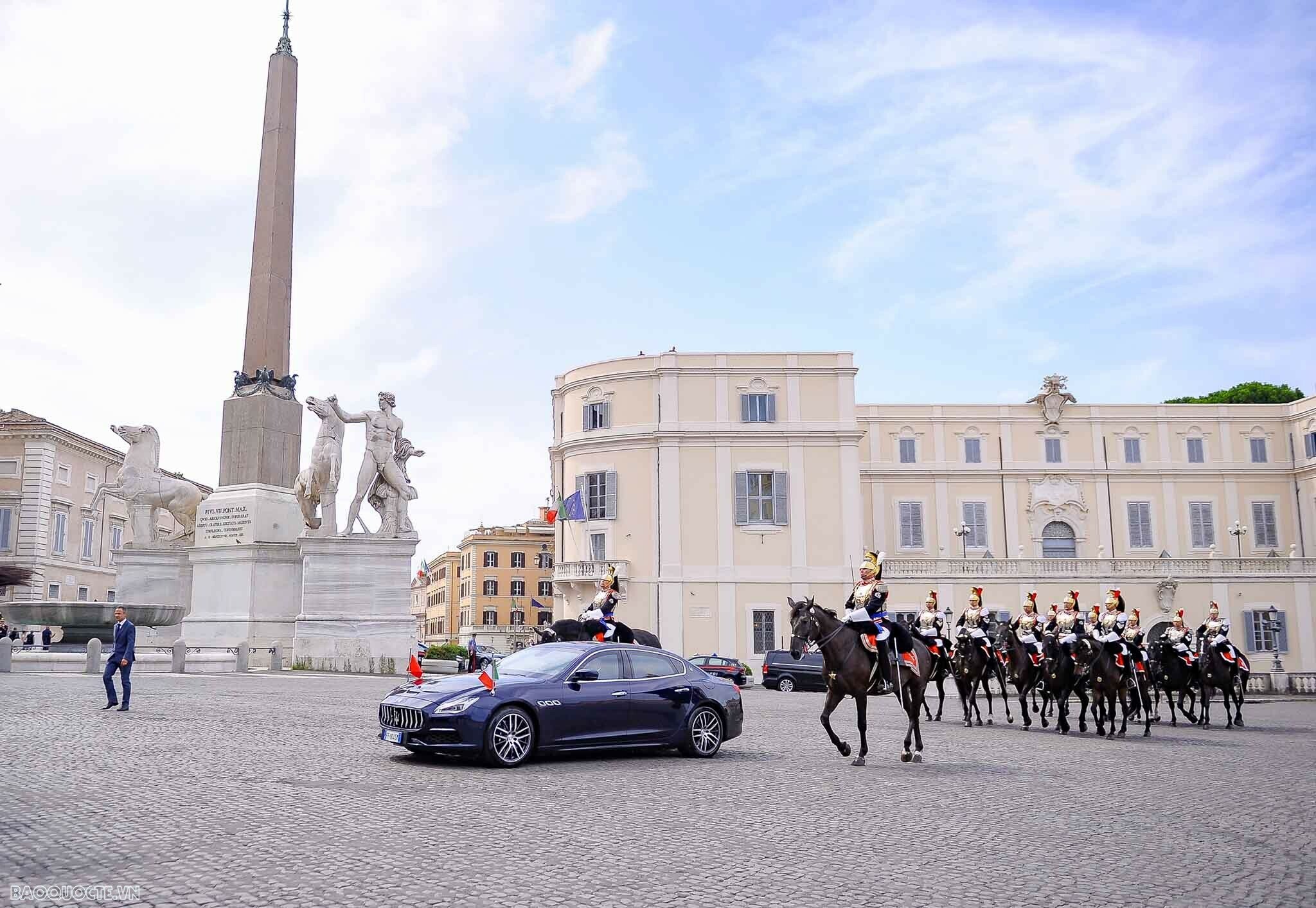 Phủ Tổng thống Italy là Cung điện Palazzo del Quirinale, một trong những tòa nhà nổi tiếng nhất "đất nước hình chiếc ủng" với quy mô đồ sộ, kiến trúc độc đáo, đậm nét văn hóa Phục hưng. Cung điện được khánh thành vào năm 1583, nằm trên ngọn đồi cao nhất trong số 7 ngọn đồi hình thành kinh thành Rome, rộng khoảng 110.000m², có 1.200 phòng riêng biệt với các chức năng khác nhau (Ảnh: Báo quốc tế).