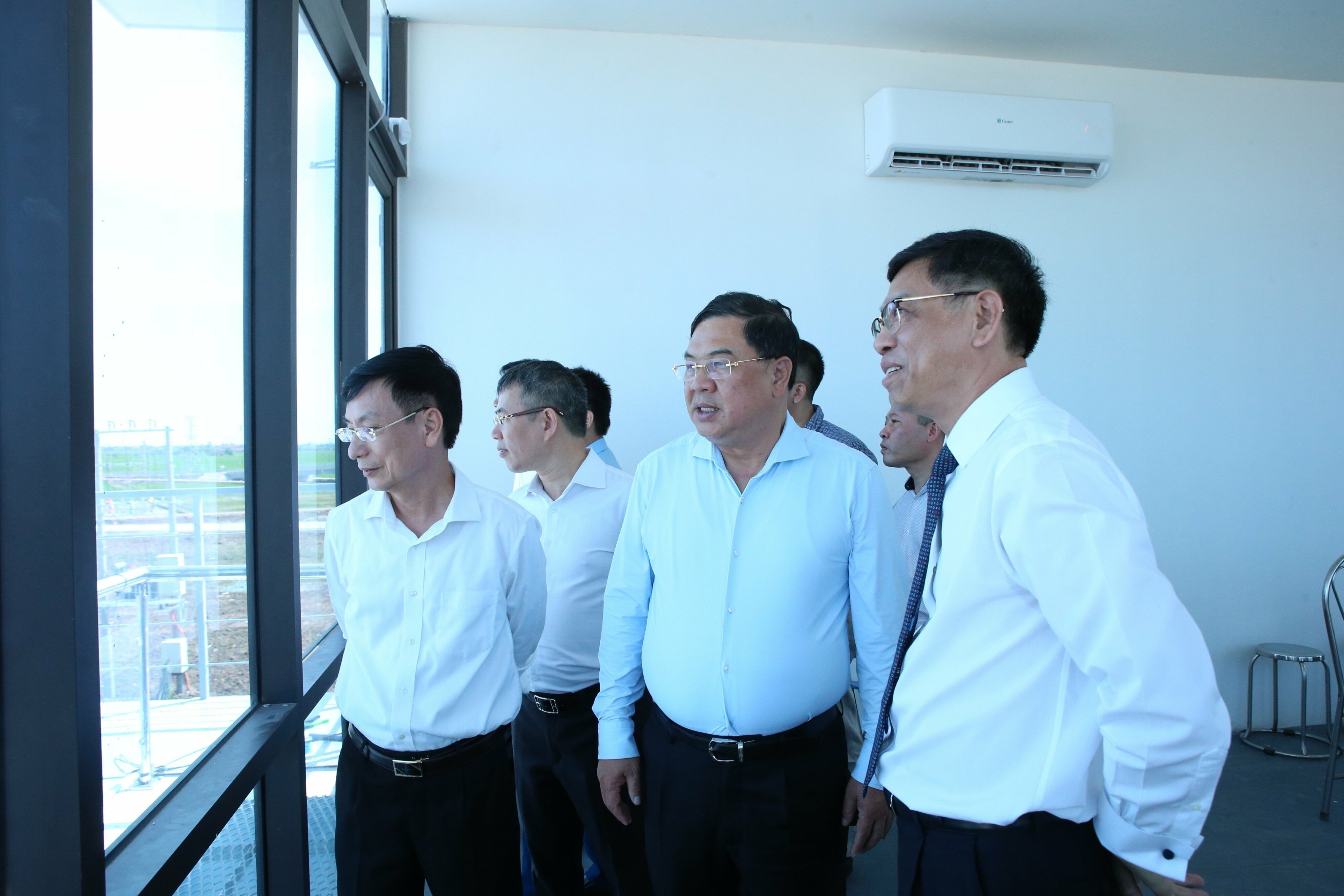 Hôm nay (25/7), Bộ GTVT công bố mở luồng thủy nội địa quốc gia kênh Nghĩa Hưng nối sông Đáy với sông Ninh Cơ. Bí thư Tỉnh ủy Nam Định Phạm Gia Túc và Thứ trưởng Bộ GTVT Nguyễn Xuân Sang đã tới dự.