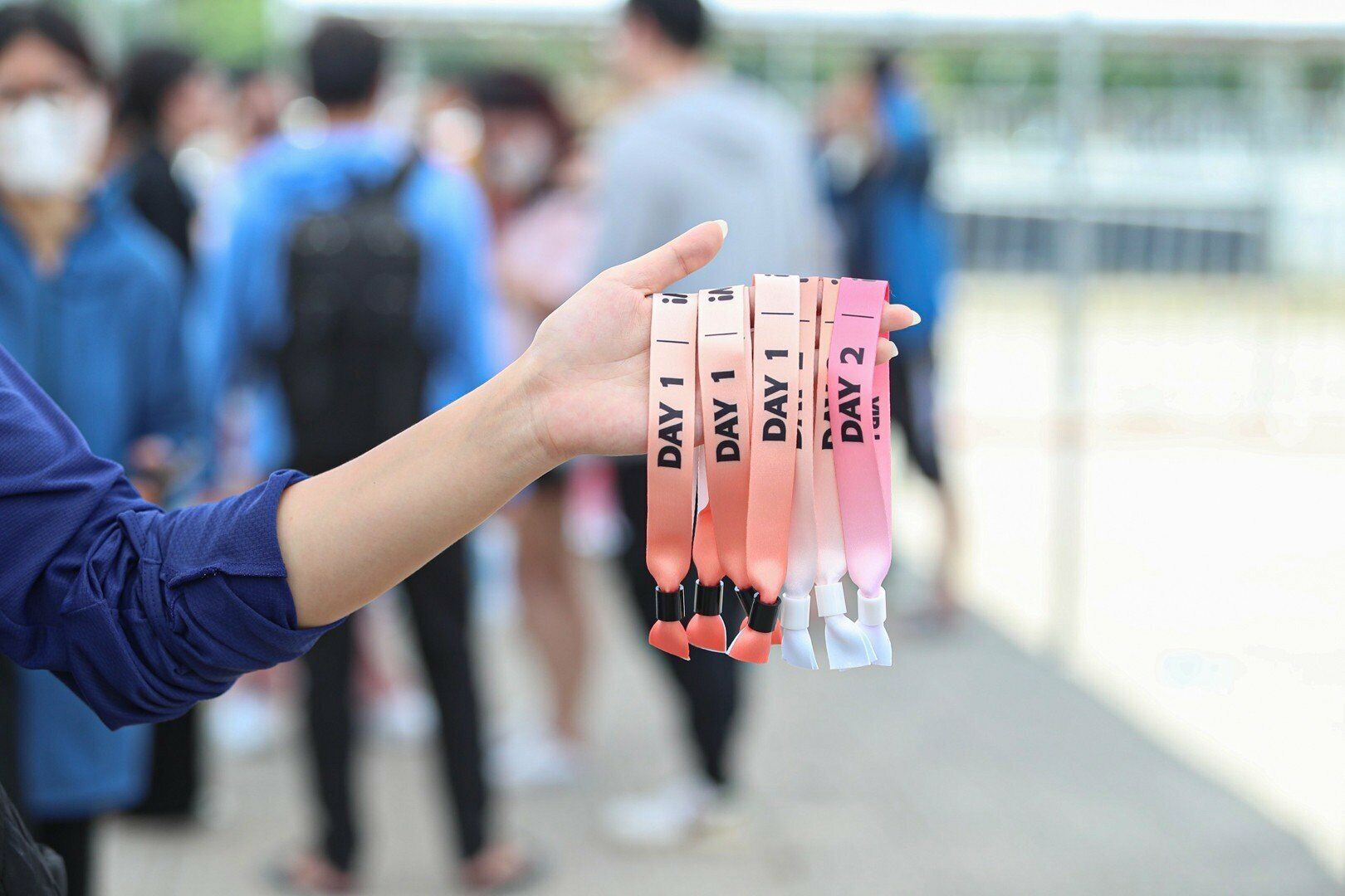 Chị Thương cho biết, chị mất khoảng gần 45 phút mới hoàn tất các thủ tục và nhận vòng.