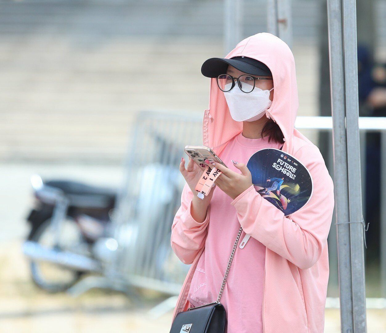 Theo quy định, nhận vòng xong, khi tới đêm diễn, khán giả phải xuất trình được vé và vòng, nếu thiếu một trong hai thì sẽ không đủ điều kiện để vào cửa.