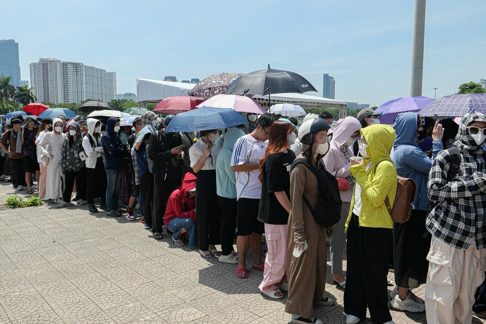 Trước đó một tuần, BTC đã tiến hành dựng sân khấu. Họ cho biết 80% thiết bị kỹ thuật được nhập khẩu từ Hàn Quốc, Thái Lan.