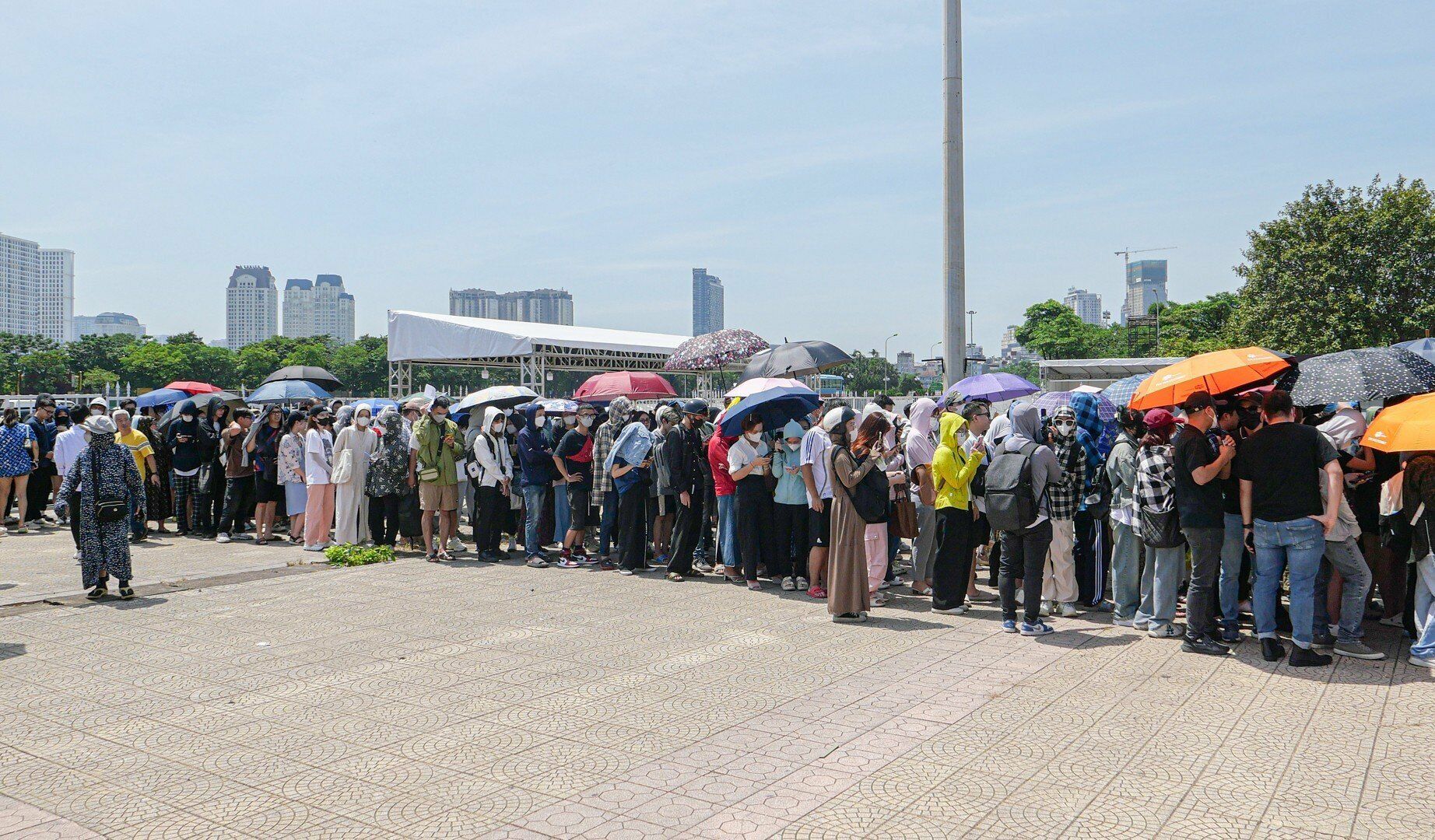 Theo quy định của ban tổ chức (BTC), những khán giả đã mua vé xem show phải đến địa điểm đổi vé lấy vòng tay để được vào cổng.