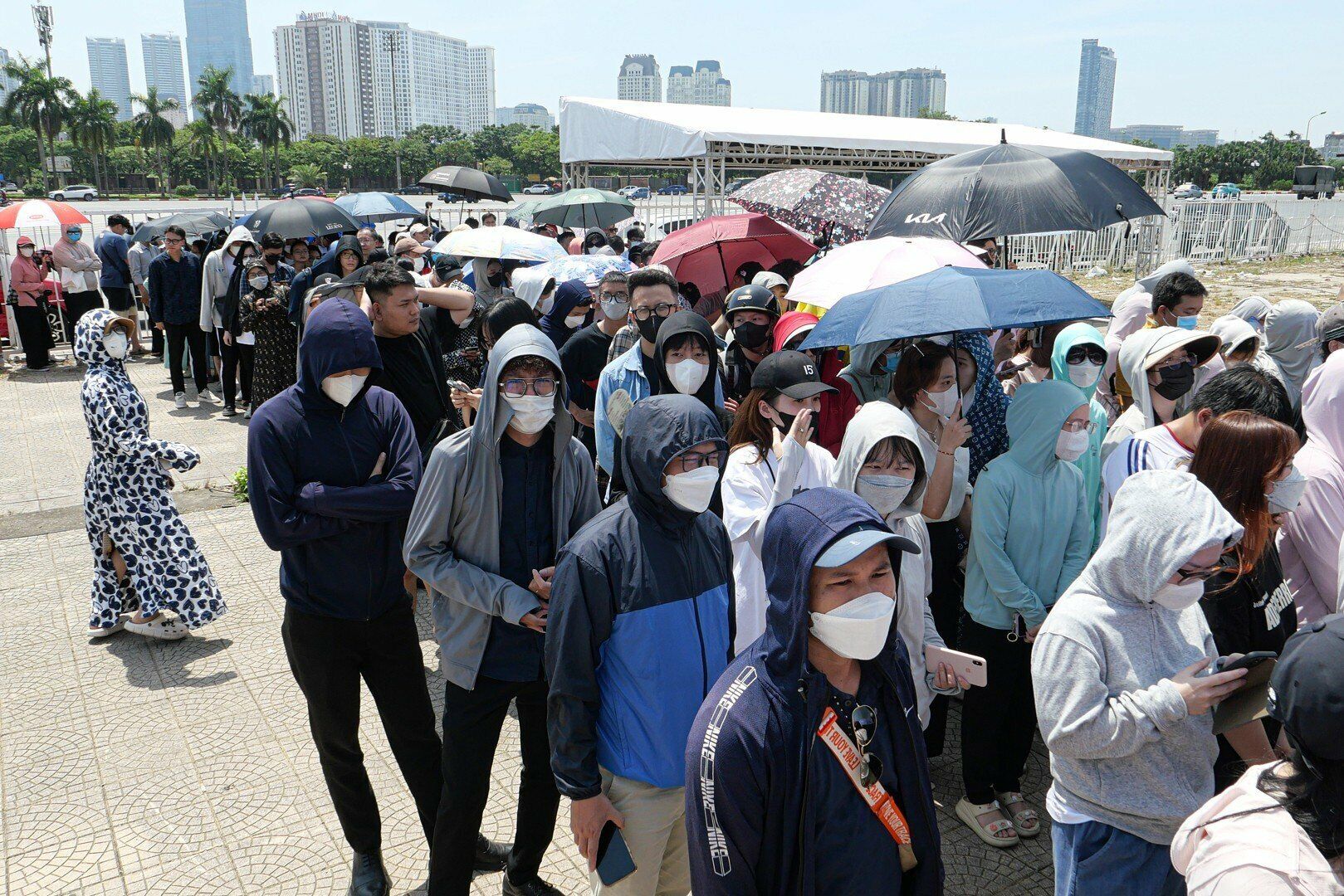 Ngày 26/7, hàng nghìn khán giả đến sân vận động Mỹ Đình, xếp hàng lấy vòng tay cho concert BlackPink diễn ra vào ngày 29 và 30/7 sắp tới.