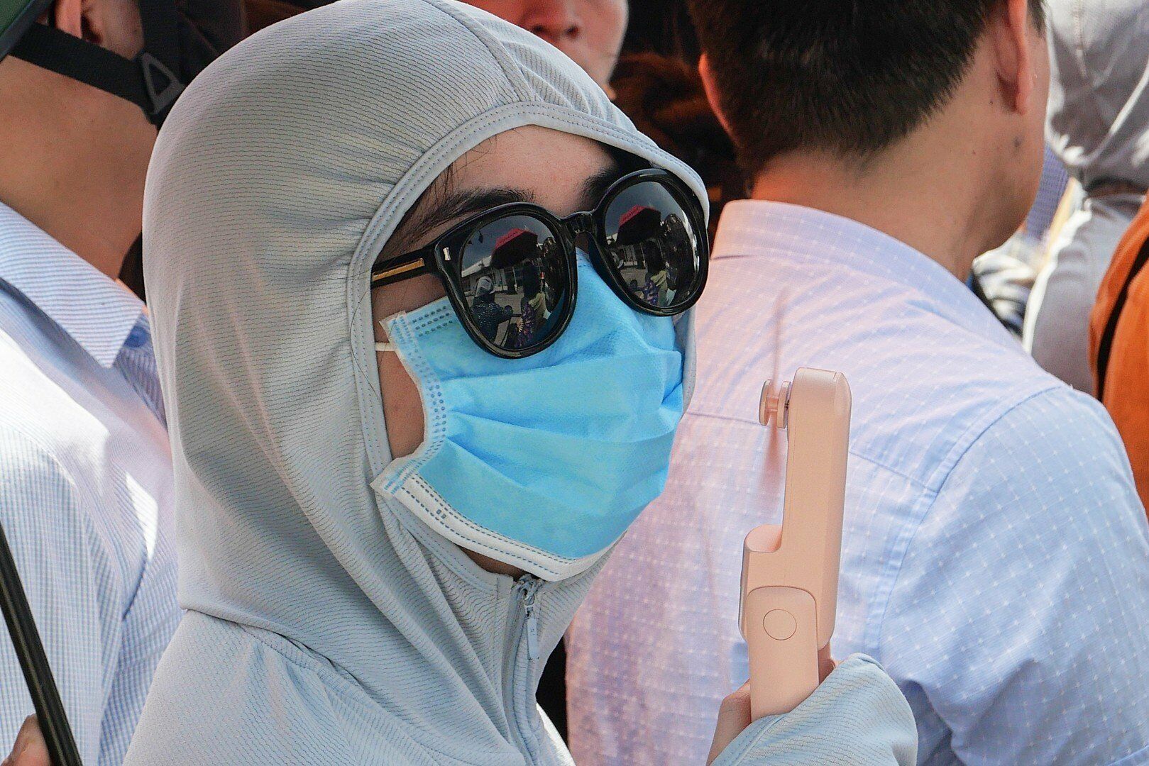 Do lượng người đến rất đông, mỗi một đợt, nhân viên an ninh chỉ cho khoảng 20 người vào phía bên trong để đổi vòng tay.