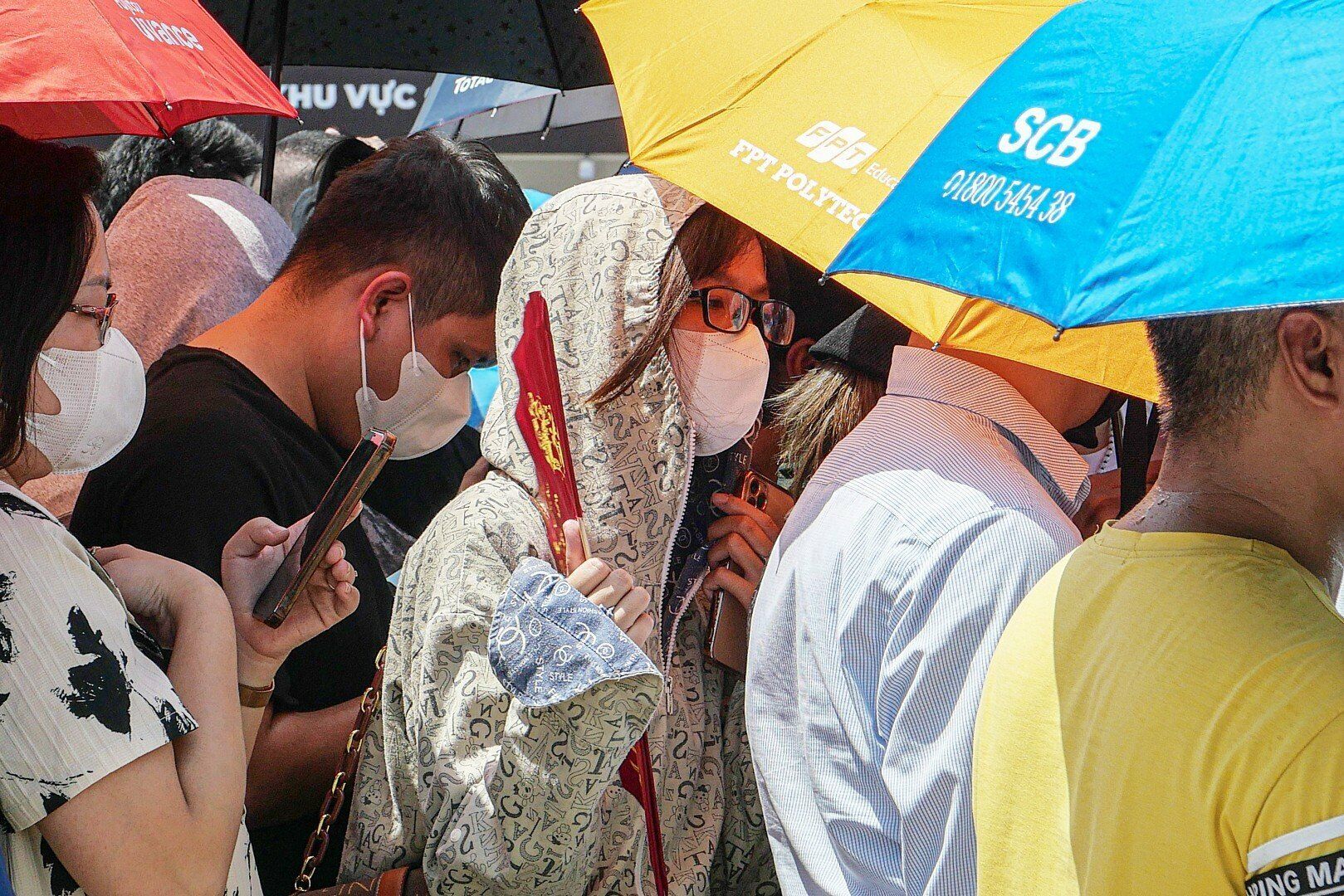 Trong trường hợp người mua vé không thể đến nhận vòng, cần xác nhận thông tin qua trang web của đơn vị phát hành vé và có giấy ủy quyền kèm chữ ký. Với nhiều khán giả, việc xác minh qua email chính chủ là chính đáng, đảm bảo quyền lợi cho người mua vé, giảm tình trạng lừa đảo mà nhiều người gặp trong thời gian qua.