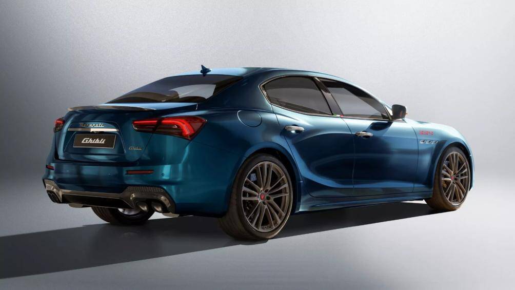 Maserati Ghibli 334 Ultima sở hữu ngoại thất xanh Persia blu cùng với các trang trí bằng sợi carbon và chữ "334" màu đỏ Rosso Rubino trên vòm bánh xe.
