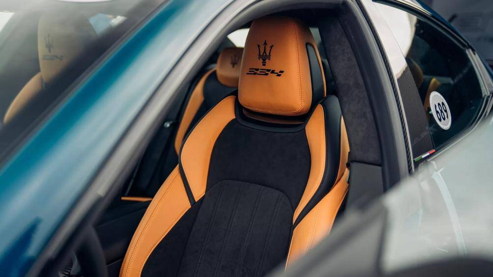 Nội thất Ghibli 334 Ultima có điểm nhấn là huy hiệu "334 Ultima" đặt tại tựa đầu và trên bảng số thứ tự của xe đặt tại bệ điều khiển trung tâm.