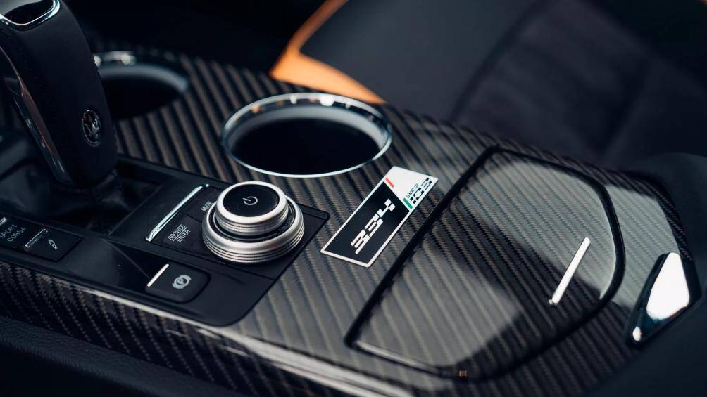 Bên trong, logo 334 Ultima được thêu trên tựa đầu và in trên bảng đánh số trên bảng điều khiển trung tâm.