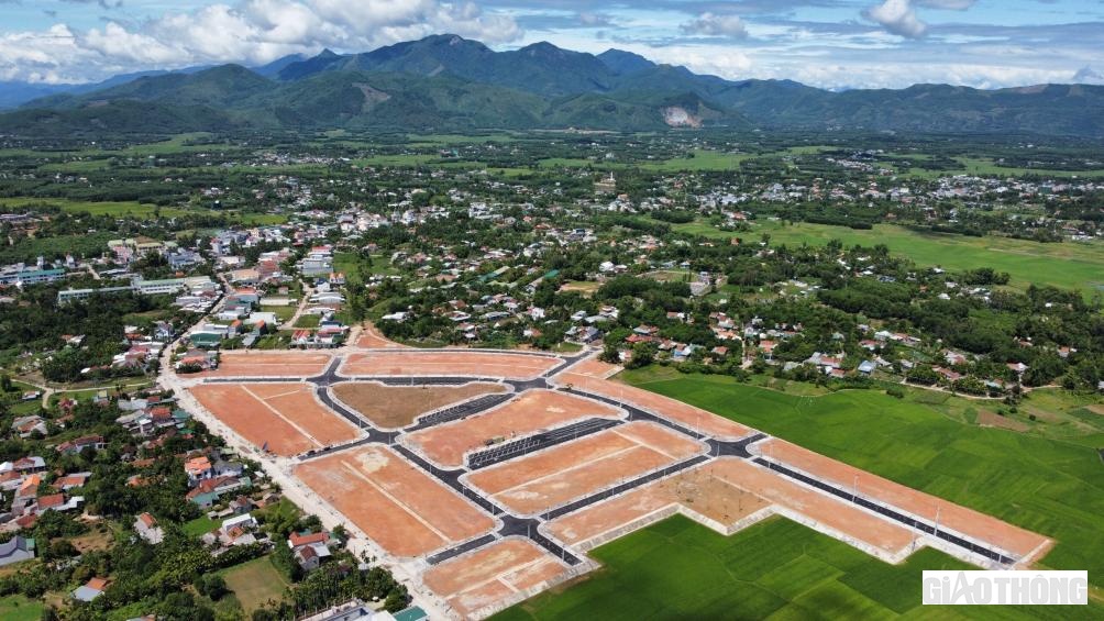 Theo tỉnh Quảng Ngãi, để phục vụ công tác bồi thường, giải phóng mặt bằng cao tốc Quảng Ngãi - Hoài Nhơn, tỉnh này đã thi công xây dựng mới 23 khu tái định cư (TĐC) với tổng diện tích đất hơn 122ha, tương ứng với hơn 2.300 lô trải dài trên địa bàn các huyện, thị xã gồm: Tư Nghĩa, Mộ Đức, Nghĩa Hành và Đức Phổ.