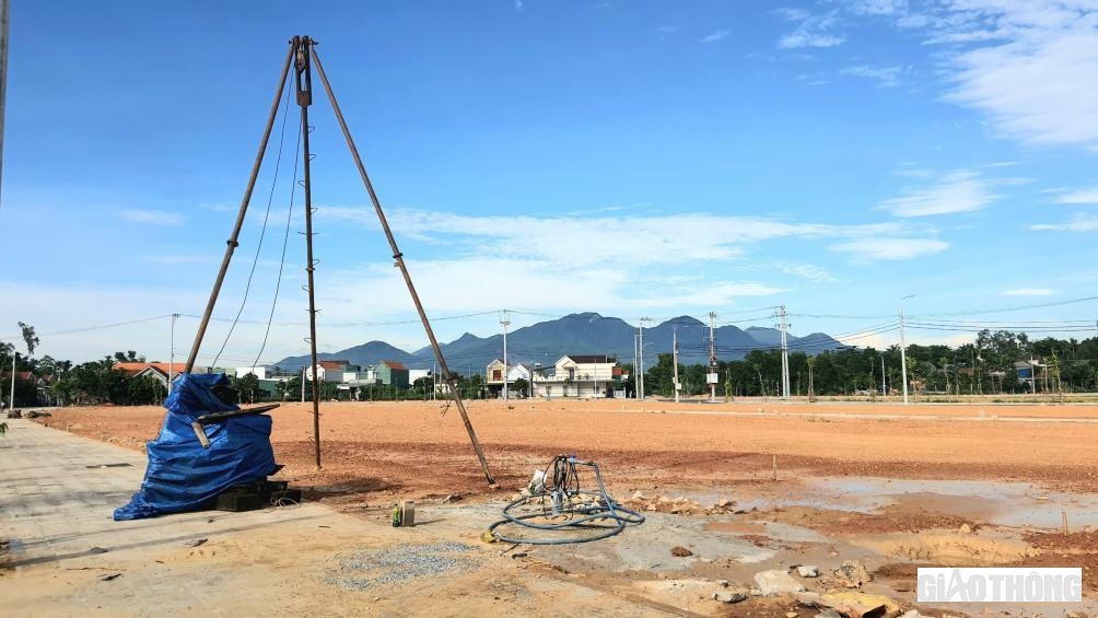 Người dân xã Nghĩa Kỳ khoan giếng chuẩn bị làm nhà tại khu TĐC An Hội Bắc 1. Khi vào sống tại đây, người dân sẽ được sử dụng nước máy cấp đến từng nhà dân.