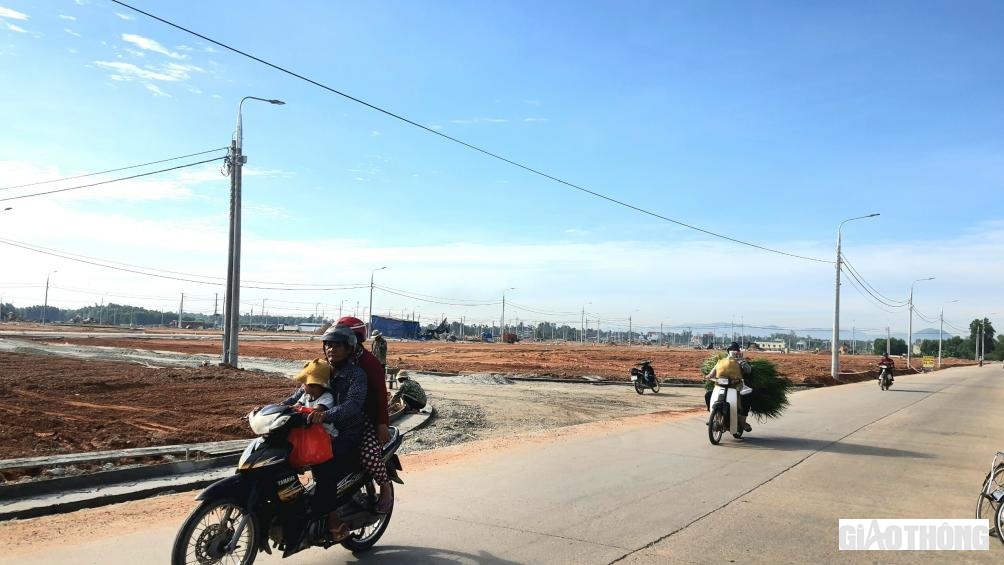 Trong số 23 khu TĐC được triển khai đầu tư thì khu TĐC Đồng Bà Thơi, xã Nghĩa Kỳ, huyện Tư Nghĩa có diện tích lớn nhất với gần 20ha, kết nối trực tiếp vào các khu dân cư hiện hữu và các khu TĐC khác tạo nên bộ mặt khang trang cho vùng đất nghèo khó này.