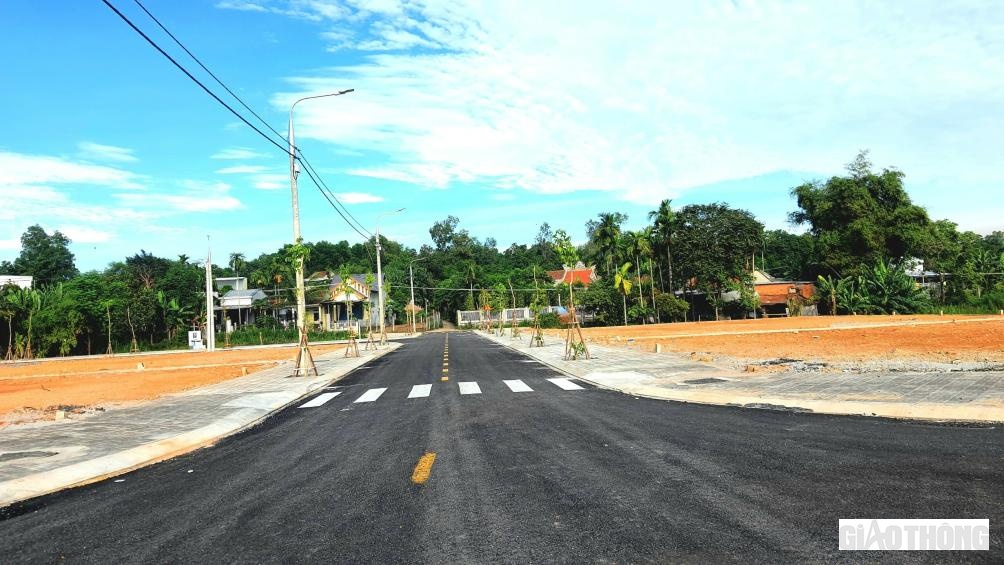 Việc thiết kế các khu TĐC được Ban Quản lý dự án đầu tư xây dựng các công trình giao thông Quảng Ngãi thực hiện tỉ mẩn, nhất là kết nối với các tuyến đường bê tông nông thôn hiện hữu nhằm tạo sự đồng bộ để phát triển đô thị.