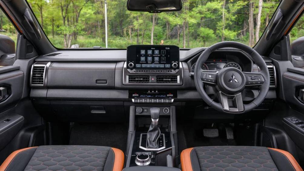 Nội thất Mitsubishi Triton 2024 mang nhiều điểm tương đồng với mẫu Outlander mới. Táp-lô thiết kế mở rộng theo phương ngang giống các mẫu xe Mitsubishi ra mắt gần đây.