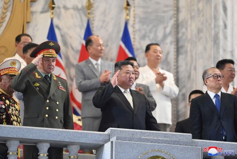 Ngày 28/7, Hãng Thông tấn trung ương Triều Tiên (KCNA) cho biết lãnh đạo Triều Tiên Kim Jong-un cùng phái đoàn cấp cao của Trung Quốc và Nga đã tham dự lễ duyệt binh tại quảng trường Kim Il Sung vào đêm 27/7 nhân kỷ niệm 70 năm ngày ký hiệp định đình chiến trong Chiến tranh Triều Tiên. (Ảnh: KCNA).