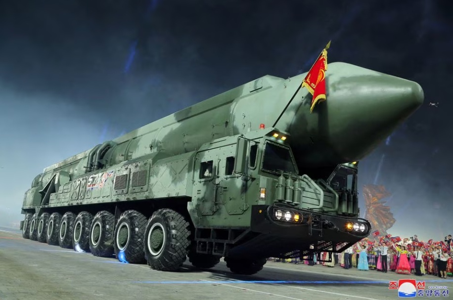 Hãng thông tấn nhà nước Triều Tiên ca ngợi ICBM sử dụng nhiên liệu rắn Hwasong-18 là phương tiện cốt lõi và uy lực nhất của lực lượng chiến lược của Bình Nhưỡng nhằm ứng phó với mối đe dọa hạt nhân từ kẻ địch. (Ảnh: KCNA).