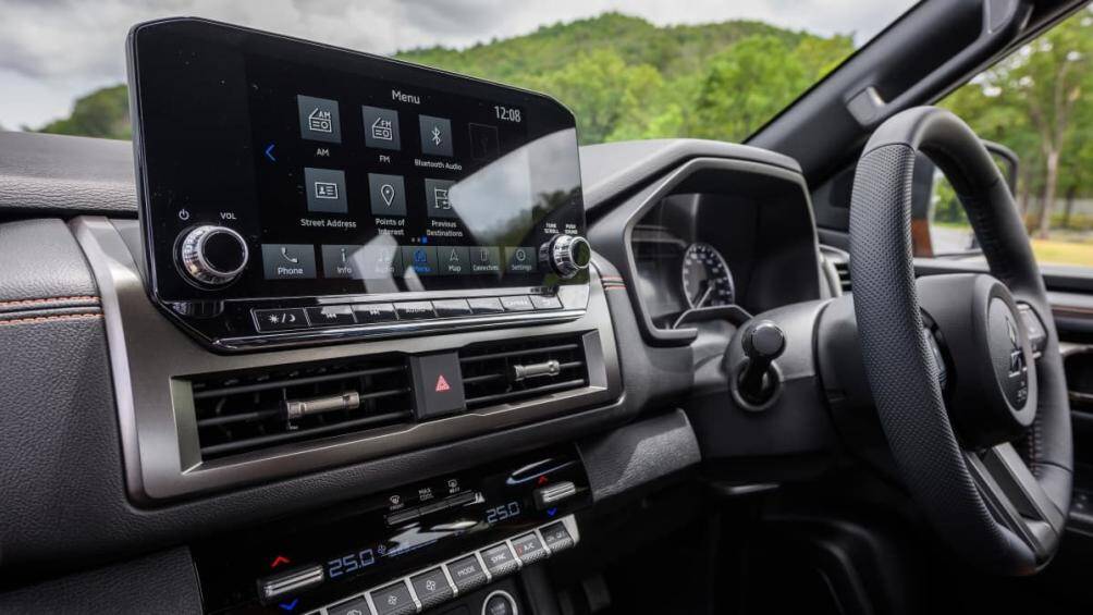 Mitsubishi Triton 2024 có bảng đồng hồ kỹ thuật số 7 inch, màn hình trung tâm 10 inch đặt nổi hỗ trợ Apple CarPlay/Android Auto, 6 loa, phanh tay cơ, ghế lái chỉnh điện 8 hướng.