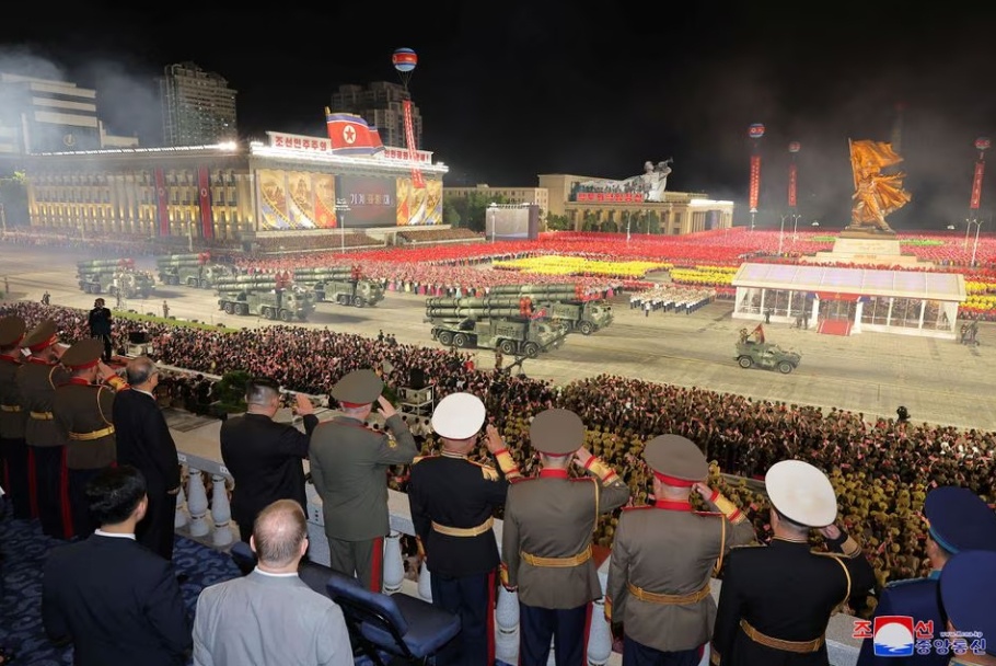 Hãng tin Yonhap dẫn lời một số nhà phân tích quân sự cho rằng Triều Tiên dường như muốn thông qua các dịp kỷ niệm để thể hiện việc thắt chặt quan hệ với Nga và Trung Quốc trong bối cảnh Hàn Quốc, Mỹ và Nhật Bản cũng tăng cường hợp tác an ninh trước căng thẳng trên bán đảo Triều Tiên. (Ảnh: KCNA).