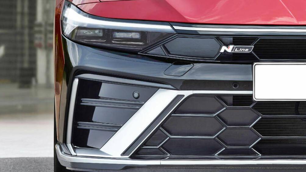 Trang bị an toàn gồm 8 túi khí tiêu chuẩn với hai túi khí bên sườn cho hàng ghế sau và gói công nghệ an toàn chủ động Hyundai Smartsense.