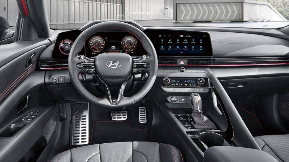 Bảng đồng hồ kỹ thuật số và màn hình cảm ứng trung tâm nối liền nhau, cùng có kích thước 10,25 inch.