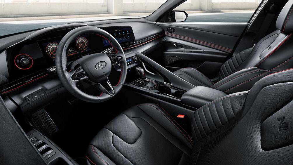 Camera hành trình tích hợp trên đỉnh kính lái, hệ thống âm thanh Bose 8 loa, ghế trước sưởi/thông hơi hay sưởi ghế sau.