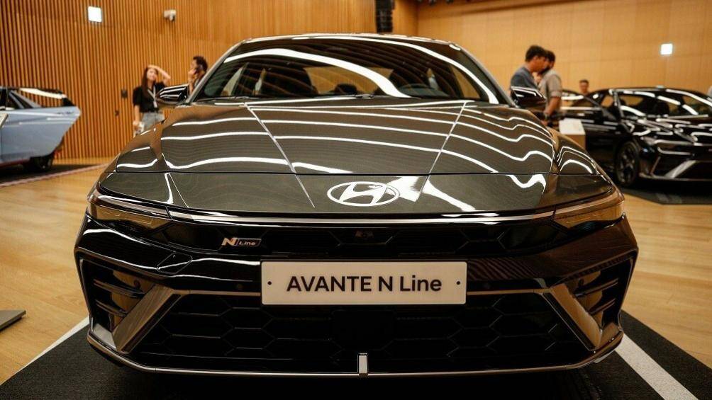 Đầu xe với lưới tản nhiệt hẹp nằm giữa 2 đèn pha và tích hợp logo N Line.