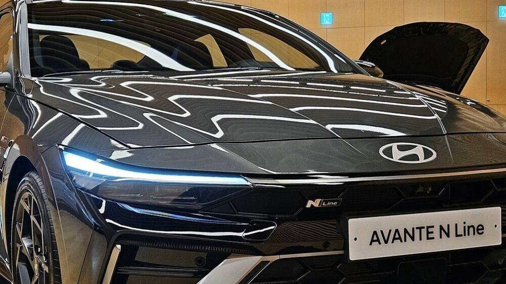 Đèn pha LED được tạo hình mượt mà hơn so với đời trước, tích hợp dải đèn LED định vị ban ngày.