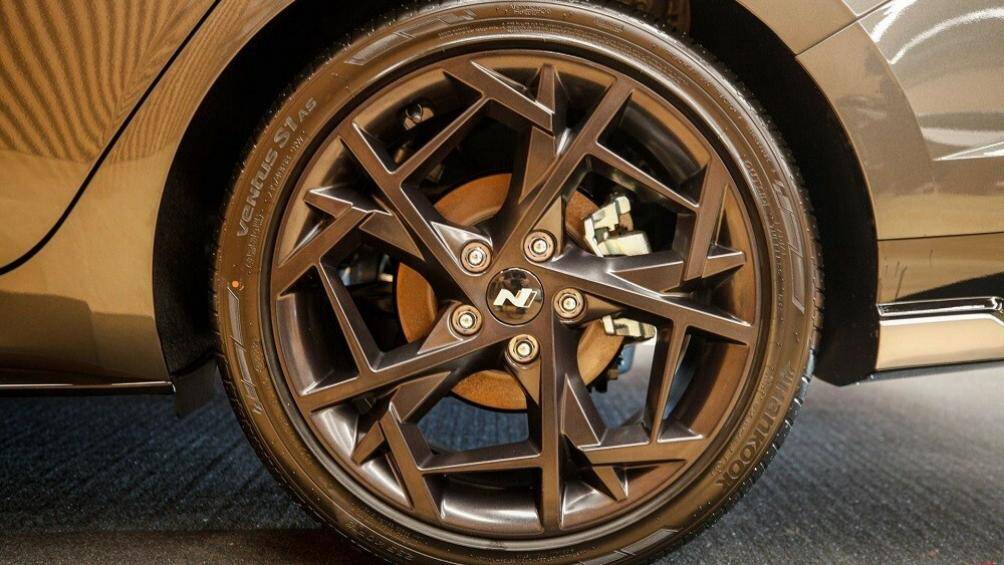 Bộ mâm hợp kim 18 inch có thiết kế mới theo phong cách đa chấu cầu kỳ hơn và được sơn màu đen.