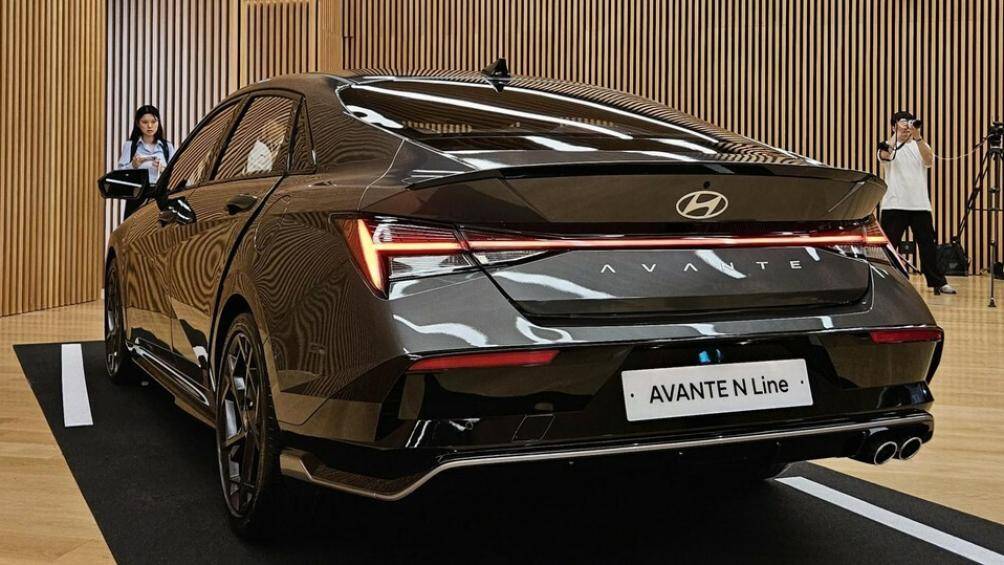 Phía sau xe có cánh gió đuôi tích hợp vào cửa cốp. Cả cản trước và cản sau của xe đều có thêm nẹp màu bạc nằm vắt ngang.