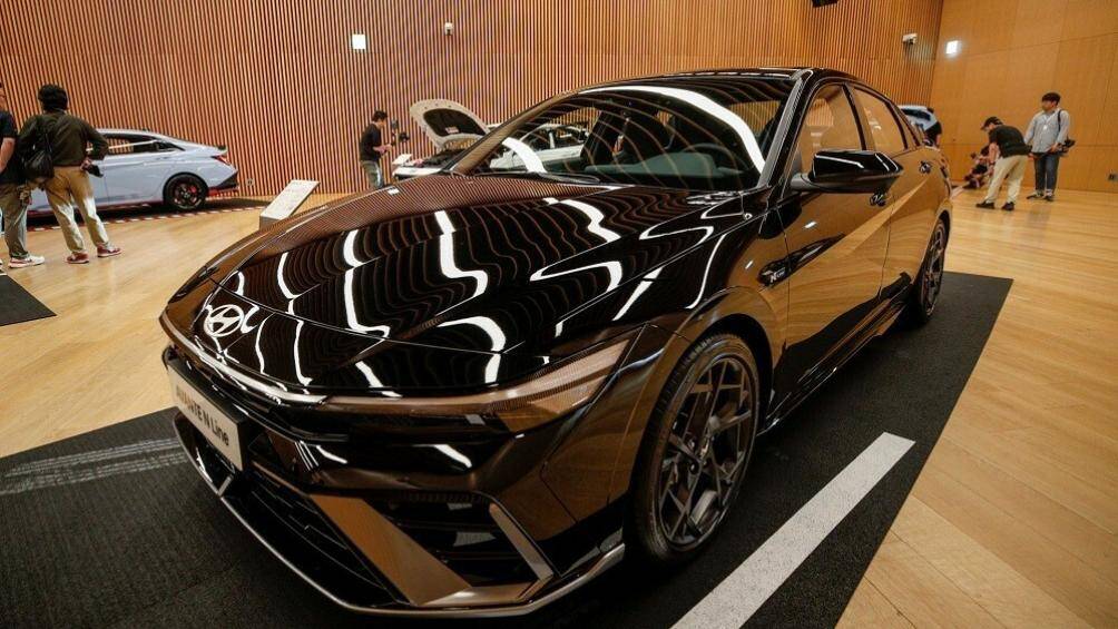 Thứ hai là hệ truyền động hybrid với máy xăng Smartstream 4 xi-lanh kết hợp mô-tơ điện, tổng công suất 139 mã lực và mô-men xoắn 265 Nm.